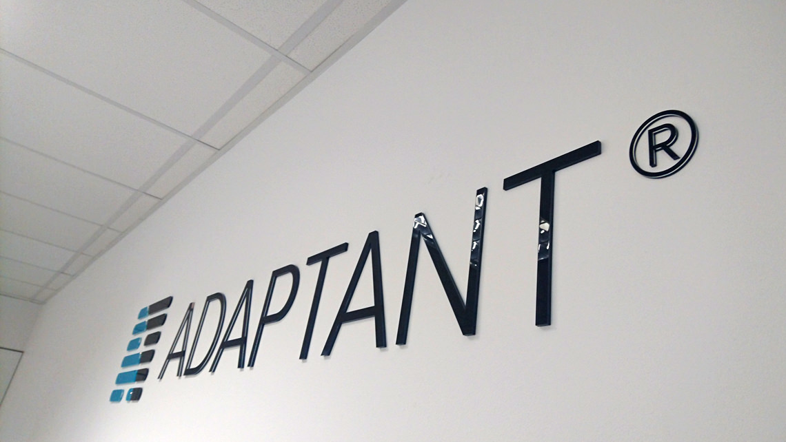 Schwebende Acrylbuchstaben