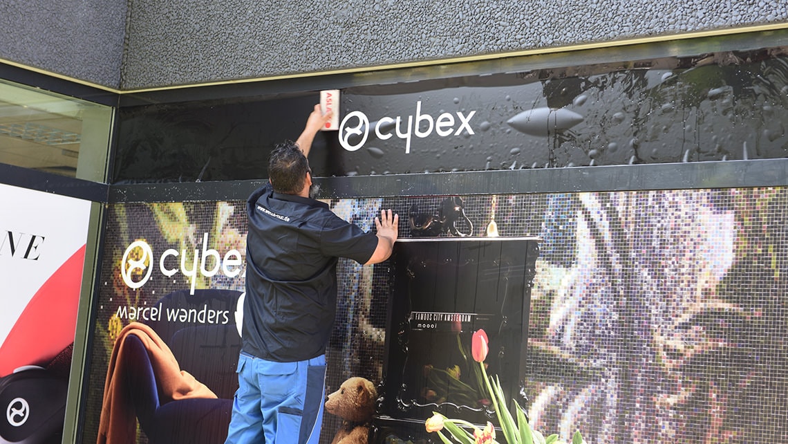 Verklebung POS-Folie bei Cybex