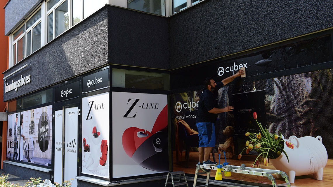 Verklebung POS-Folie bei Cybex